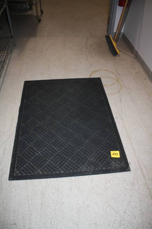 lot 293 image: Rug
