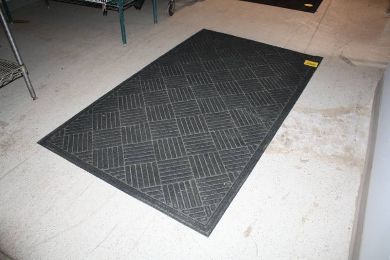 lot 294 image: Rug