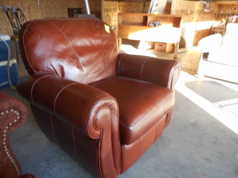 lot 8 image: Leather Recliner