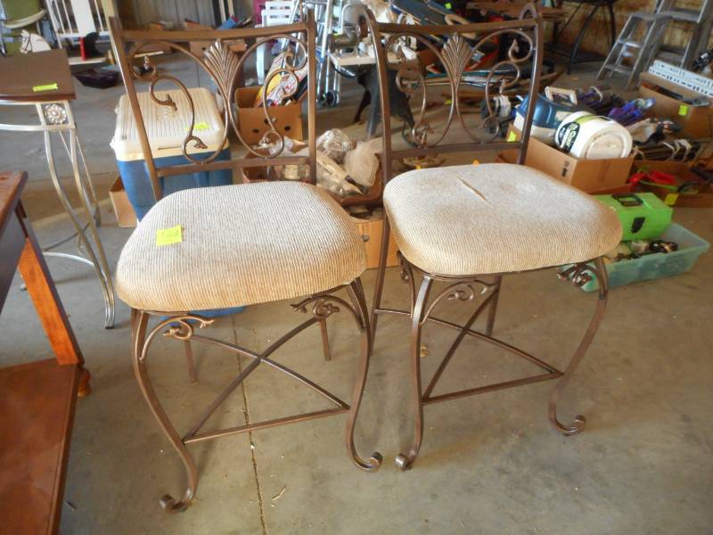 lot 12 image: Bar Stools