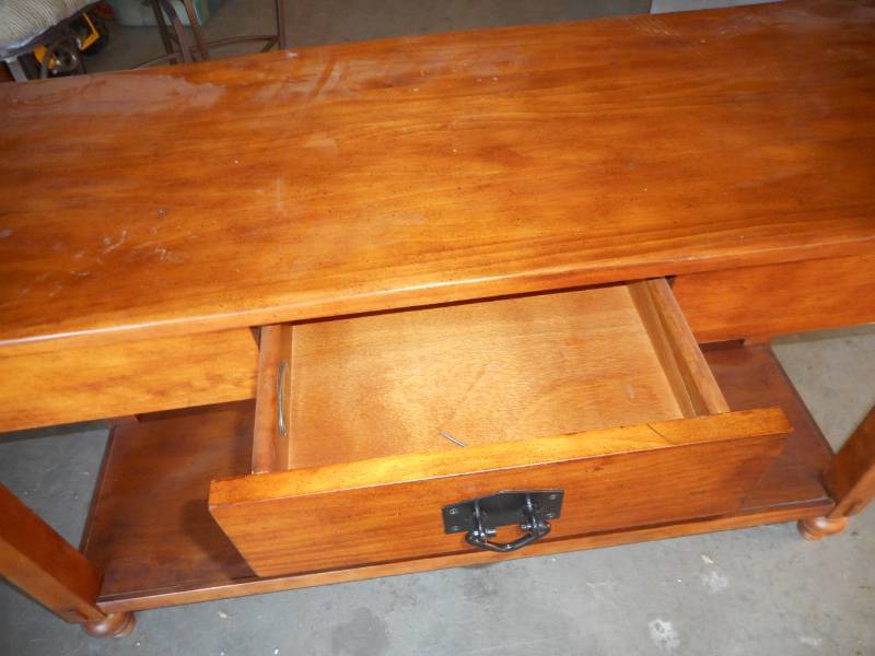 lot 10 image: Sofa Table