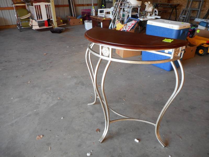 lot 13 image: Entry Table