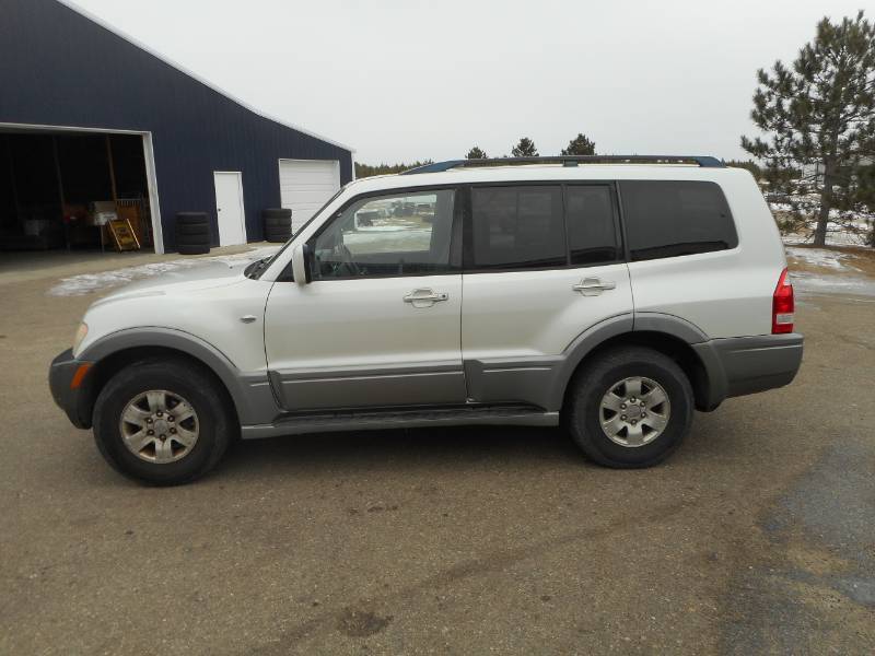 lot 4 image: 2004 Mitsubishi Montero 4x4