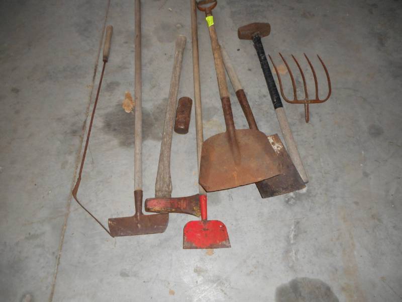 lot 20 image: Yard  Garden Tools