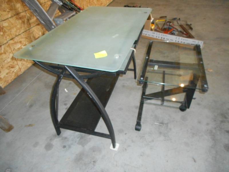 lot 40 image: Desk