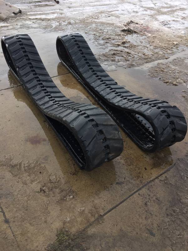 lot 8 image: Mini excavator tracks