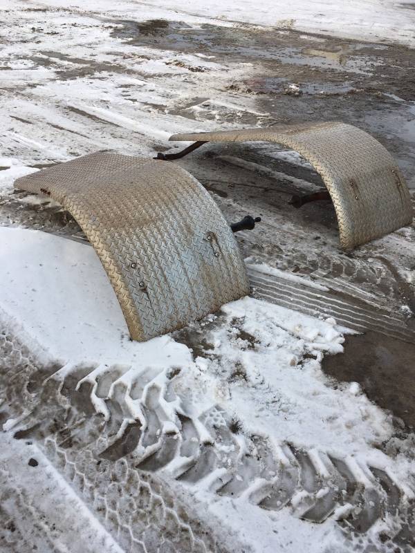 lot 7 image: Aluminum semi truck fenders