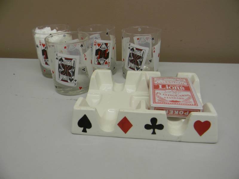 lot 43 image: 4 PLAYING CARD POKER DRINK GLASSES WITH VINTAGE NOS CERAMIC TWO DECK PLAYING CARD HOLDER - MAN CAVE - SEE PICTURES