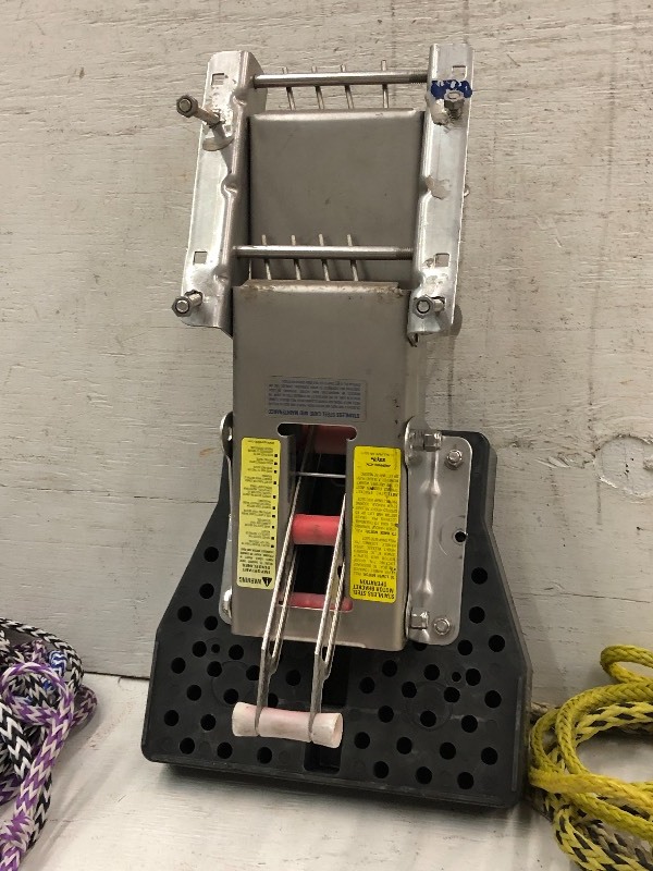 lot 19 image: Kicker Motor Mount & Assorted Marine Roping