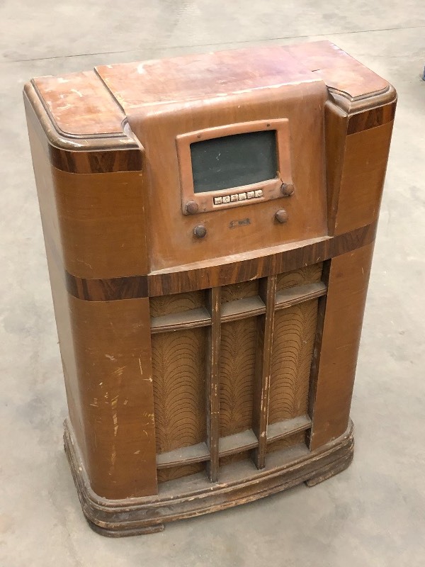 lot 69 image: Antique Radio