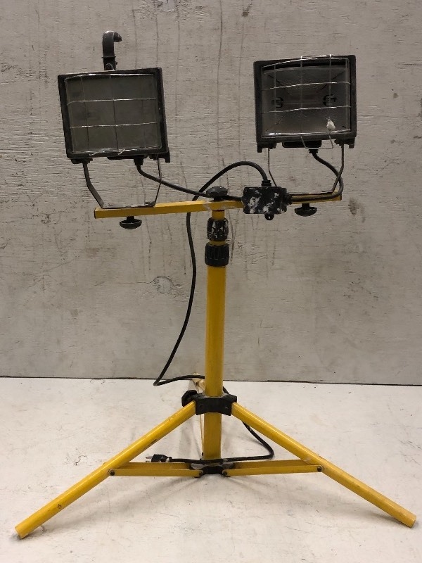 lot 96 image: Halogen Work Light & Makita Saw