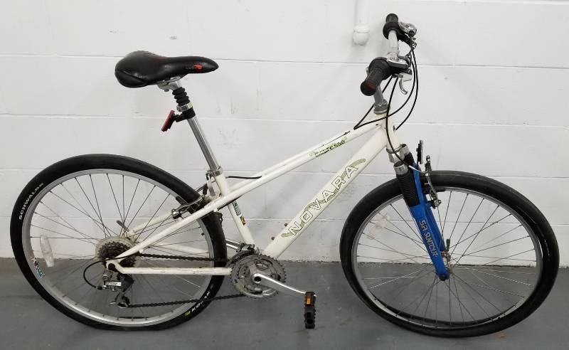 lot 33 image: 2000s Novara&nbspWhite&nbspExpresso Bicycle
