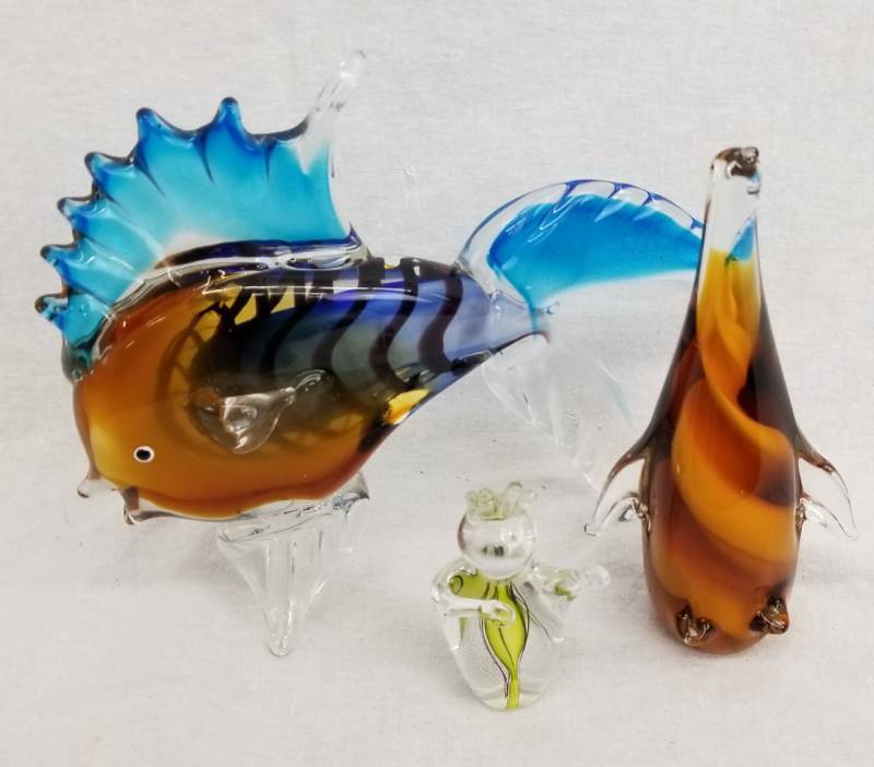 lot 76 image: Lot of Fish and Penguin Art Glass Figures