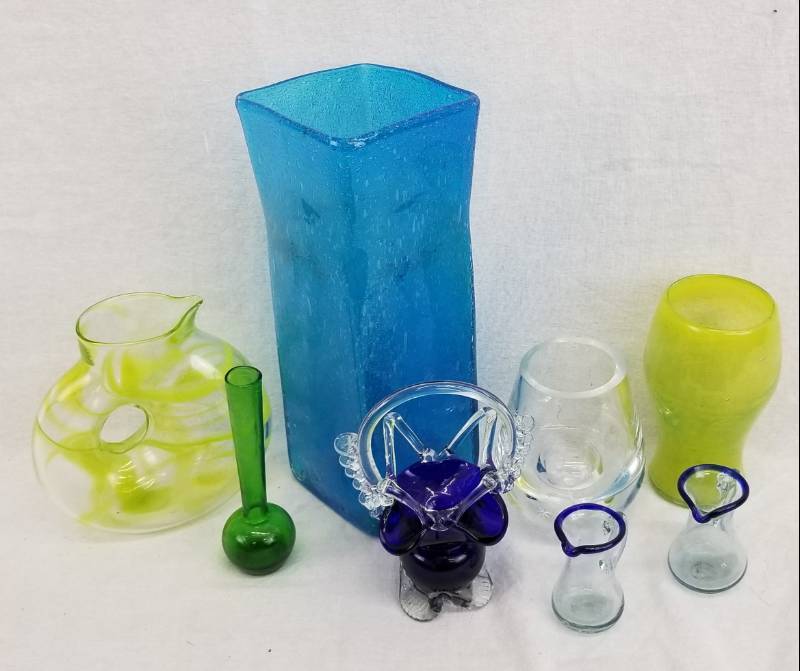 lot 77 image: Lot of Vintage&nbspArt Glass&nbspVases