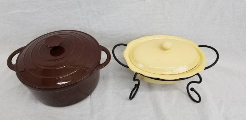 lot 85 image: Ruff Hewn 5 Quart Cast Iron Dutch Oven with Serving Platter