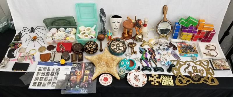 lot 114 image: Lot of Misc. Collectibles etc.
