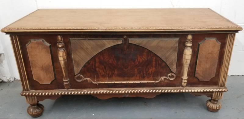 lot 118 image: Vintage Antique Trunk with Button and Latch
