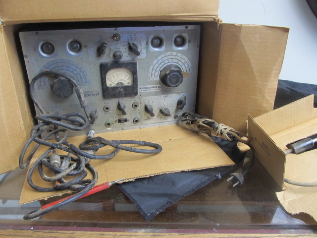 lot 152 image: Vintage RCA Rider Chanalyst Volt Meter Tube Tester