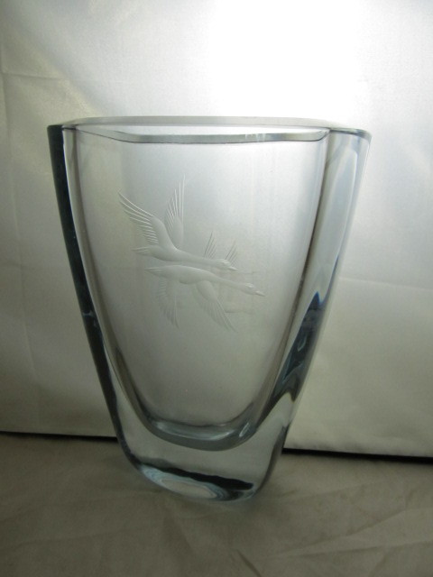 lot 24 image: Quality SIGNED Vintage Etched Crystal Vase wFlying Geese