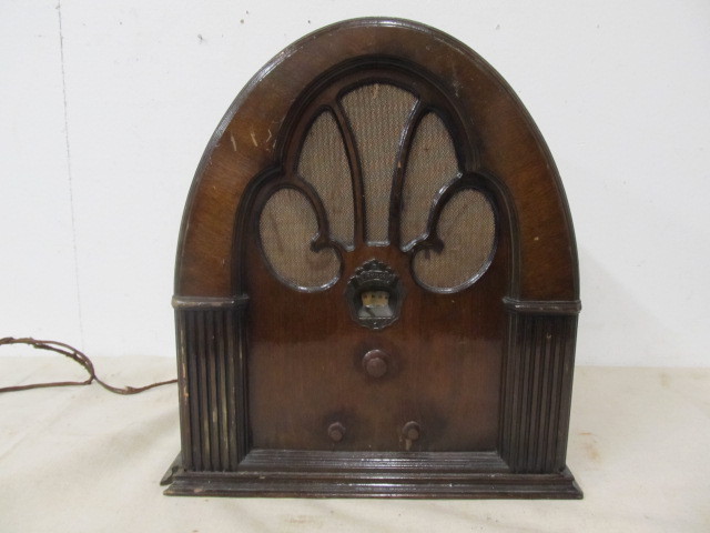 lot 39 image: Vintage PHILCO Model 20 Tombstone Style Tube Radio
