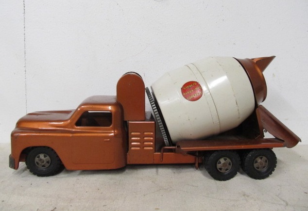 lot 40 image: Large Vintage STRUCTO Pressed Steel READY-MIX Cement Truck