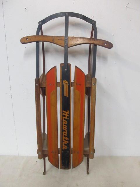 lot 52 image: Nice Vintage HIAWATHA Wooden Snow Sled