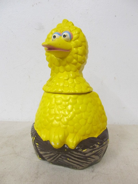 lot 56 image: Vintage BIG BIRD Ceramic Cookie Jar