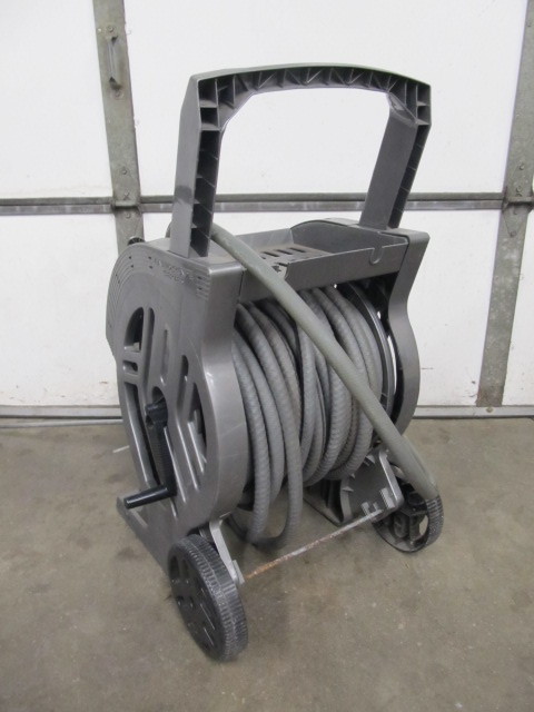 lot 70 image: Heavy Duty SUNCAST Hose Real & Sprayer