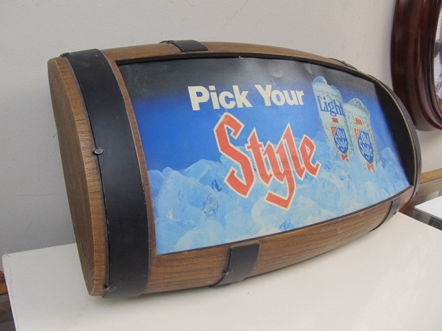 lot 72 image: Vintage OLD STYLE Beer Lighted Barrel Sign