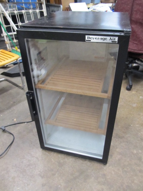 lot 8 image: Beverage-Aire Commercial Cooler - Model UR30GFD
