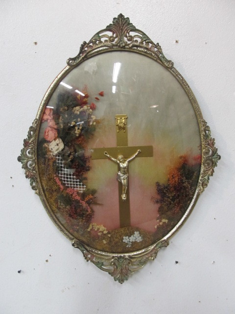 lot 79 image: Vintage Italian Brass Framed Crucifix wReal flowers