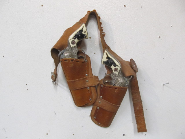 lot 90 image: Pair of Vintage TEXAN JR Metal Cap Guns wGun Belt