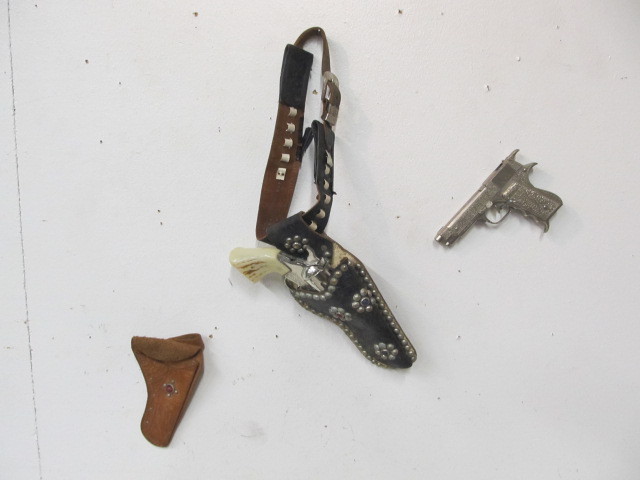 lot 91 image: Vintage Toy Cap Guns etc