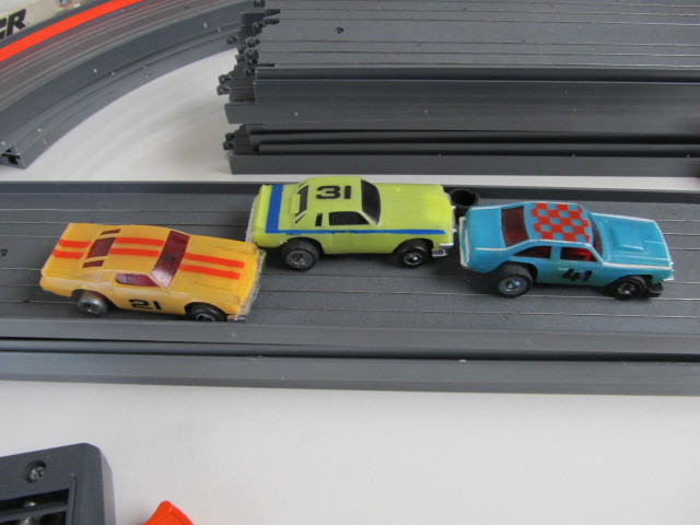 lot 137 image: Vintage Working Slot Car Set wCars