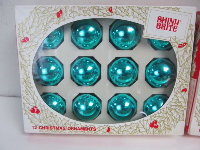 lot 127 image: Lot of Vintage Glass Christmas Ornaments