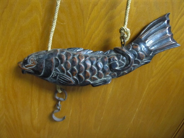 lot 183 image: Vintage Wooden Oriental Wooden Hanging Fish Sculpture wBox