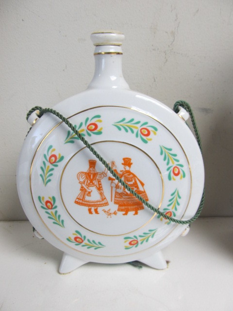 lot 176 image: Group of Vintage Dcor - Brass - Art Glass - Ashtrays etc