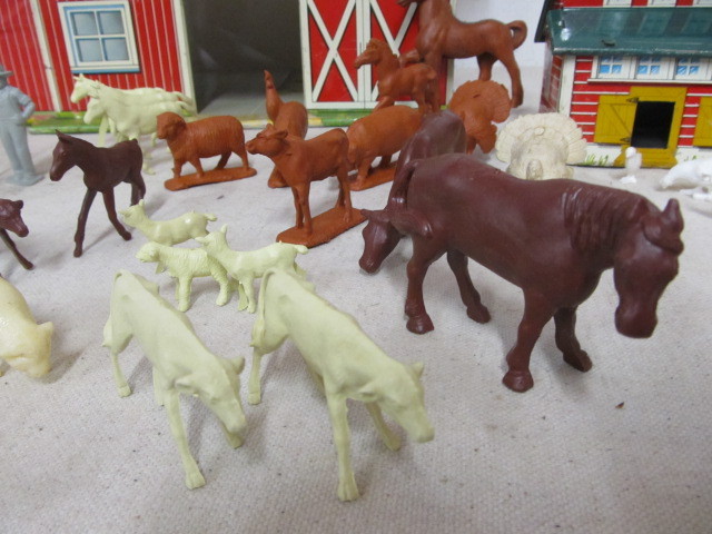 lot 200 image: Vintage MarX Happy Time Barn, Silo, Chicken Coop and Farm Animals