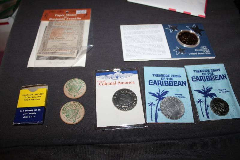 lot 167 image: 1955  Gold Cinco  Peso Coin and (1) 1964 Cinco Centavo Coin and British and Australian Coinage