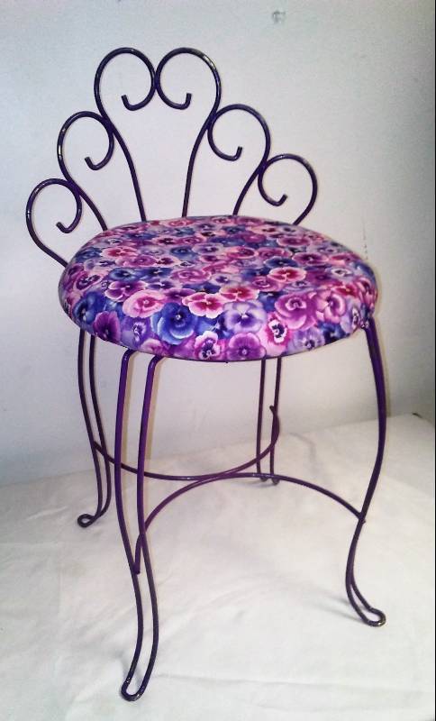 lot 7 image: Metal dressing chair.