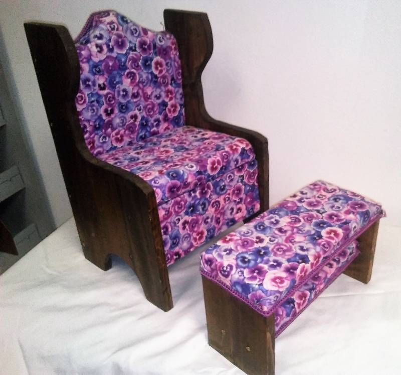 lot 13 image: The princess chair and footrest.