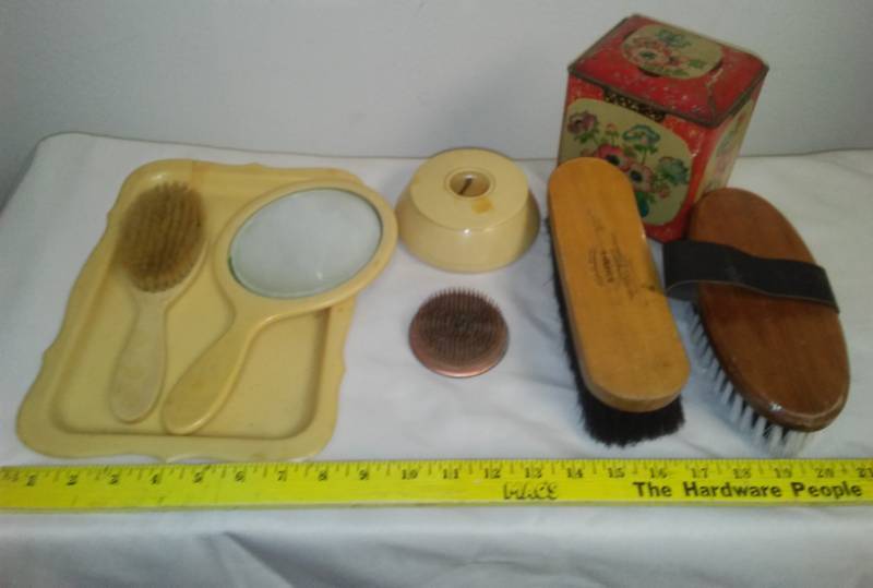 lot 29 image: Vintage Dresser mirror set and more.