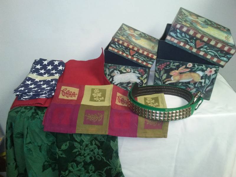 lot 37 image: Christmas gift boxes - and Bison Belt