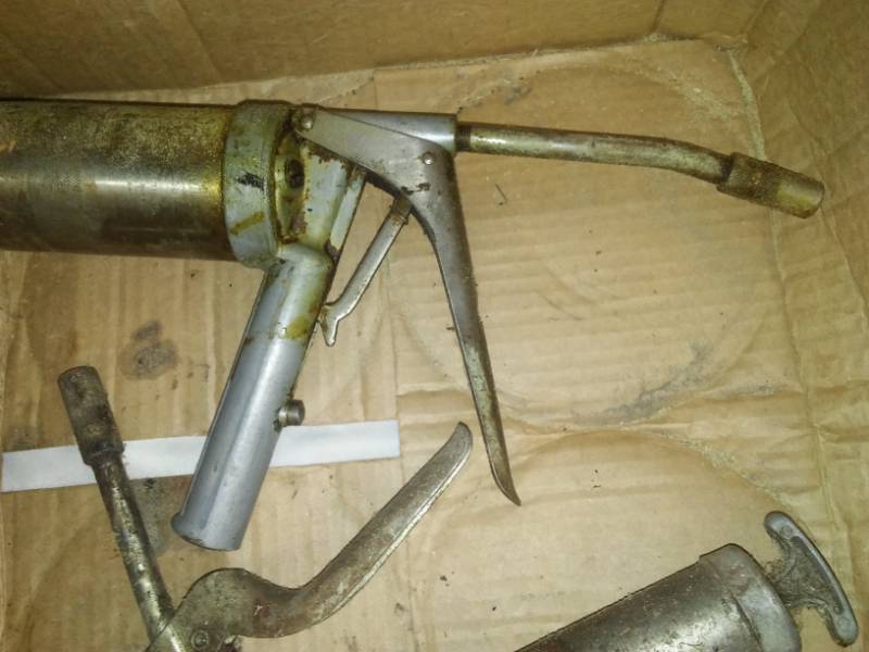 lot 107 image: 3 grease guns all functioning.