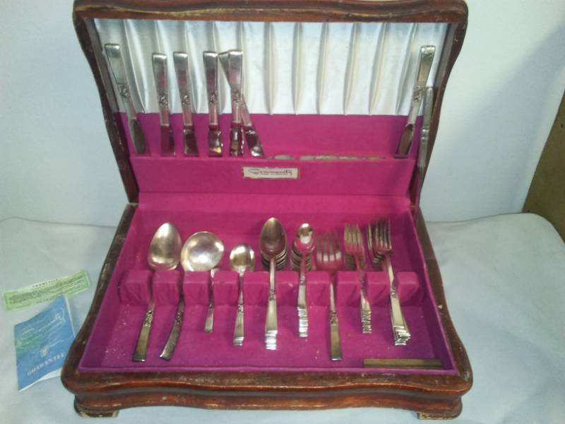 lot 145 image: Silver plated silverware in wood case