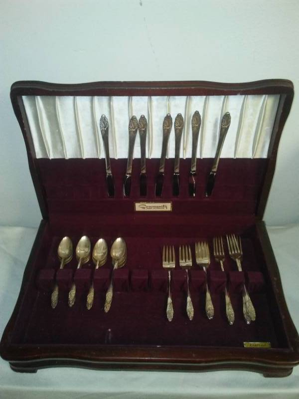 lot 146 image: Silver plated silverware in wood case