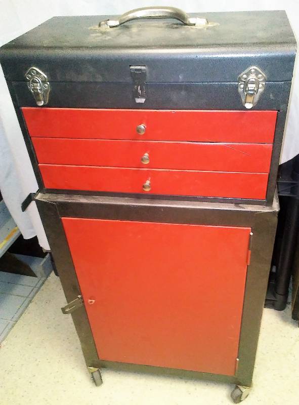 lot 148 image: Tool cart and box on rollers