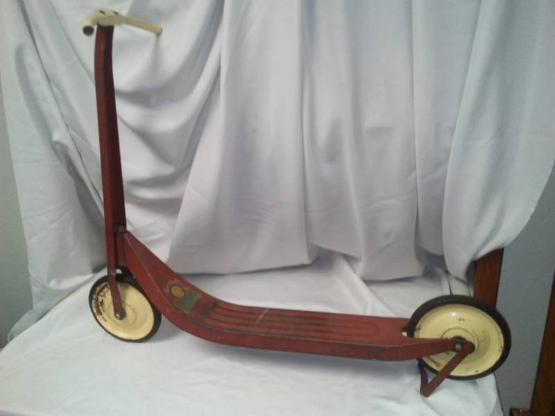 lot 154 image: Vintage Original Wee Wheels two-wheel scooter, great condition with Graphics.