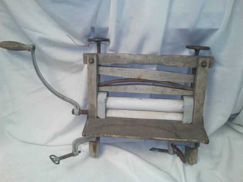 lot 162 image: Vintage wringer washer setup