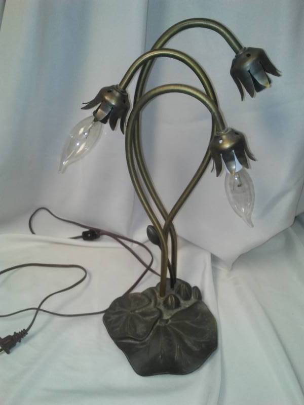 lot 165 image: Cute metal Lily Pad lamp